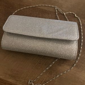 Great cocktail purse. Only used once. Like new.